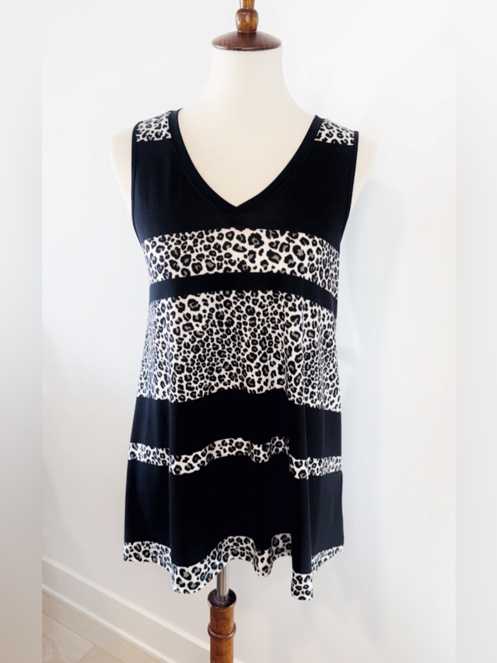 LuLaRoe Ladies SMALL (6/8) Black & White Leopard Kristina V-Neck Tunic NEW!